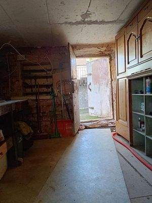 Kellerraum mit Blick zum Ausgang