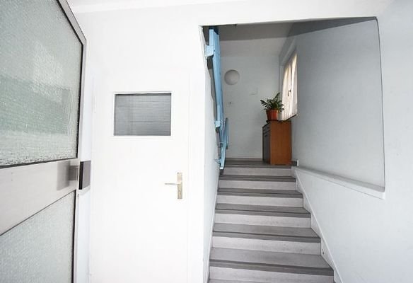 Treppenhaus mit Zugang in den Keller