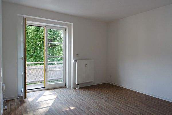 Wohnzimmer mit Balkonausgang