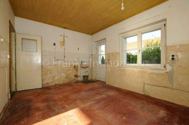 Küche mit Ausgang zum Garten