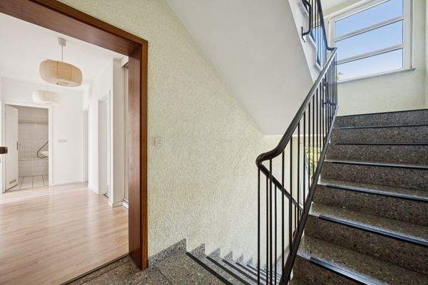 Treppenhaus mit Wohnungseingang