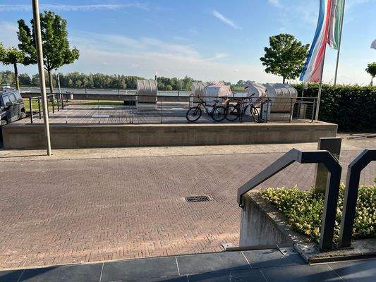 Blick aus der Mietfläche zum Rhein