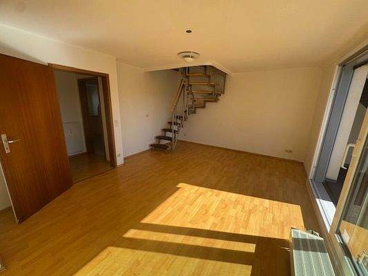 Wohnbereich mit Blick zur Treppe zum Dachboden