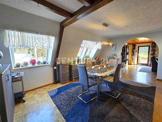 Sehr ansprechendes Esszimmer mit Blick zum Wohnzimmer 
