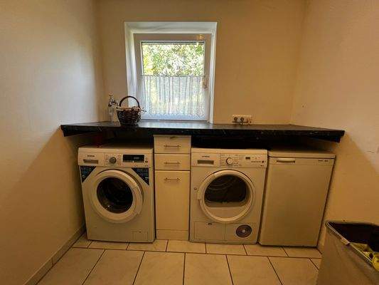 Hauswirtschaftsraum mit Geräten