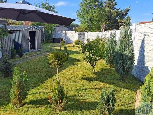 Garten mit Geräteschuppen