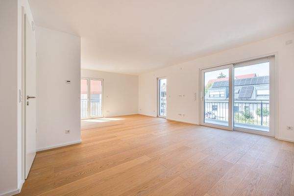 Lichtdurchfluteter Wohn-/Essbereich mit Zugang zum sonnigen Westbalkon