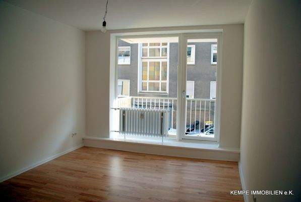 Wohnung rechts: Balkon straßenseitig