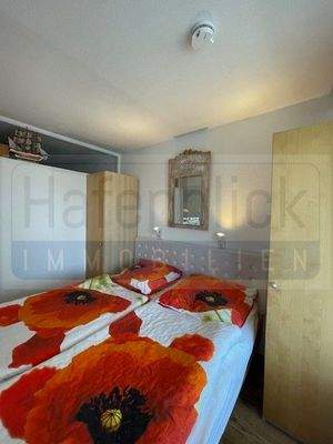 Schlafzimmer mit Fenster und Oberlicht zum Schlafzimmer Nebenan