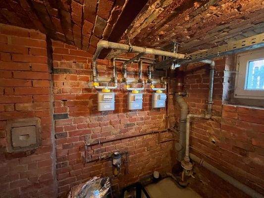 004020156800_302_355_280820252251237