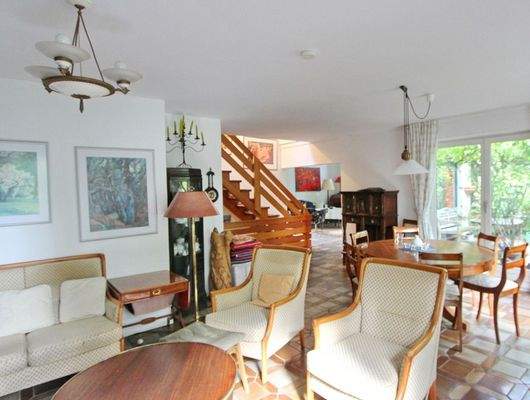 Essbereich mit Blick in den Wohnbereich