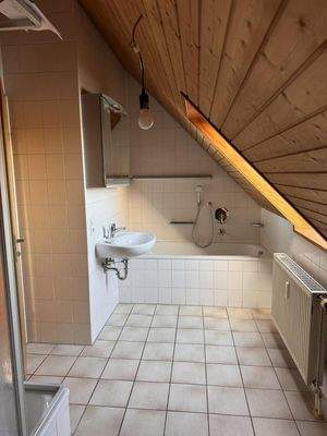 Bad mit Wanne und Dusche