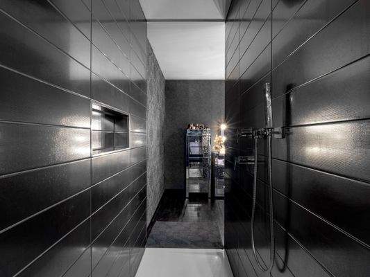 Masterbad DG mit Echtsilberfliesen.jpg