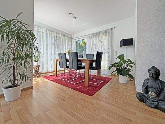 EG Esszimmer: Ruhiger Platz für Frühstück am Morgen und Abendessen