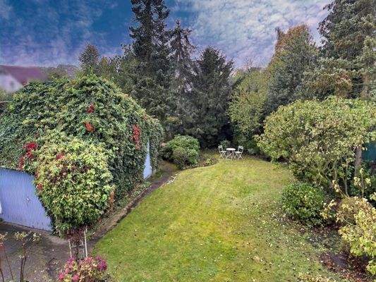 Blick vom Balkon hinab in den schönen Garten