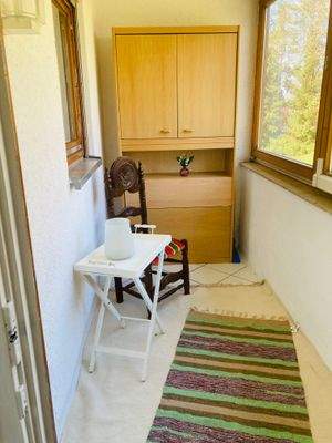 Balkon mit linksseitigen Fenster zur Küche (zugehörig zur 2-Zi-Whg)