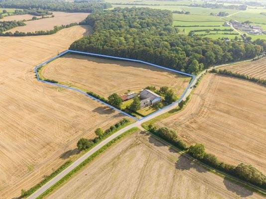 Hof und Feld markiert