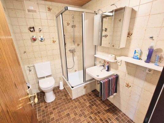 Badezimmer mit Dusche