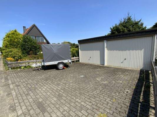 zwei weitere Garagen sind vorhanden