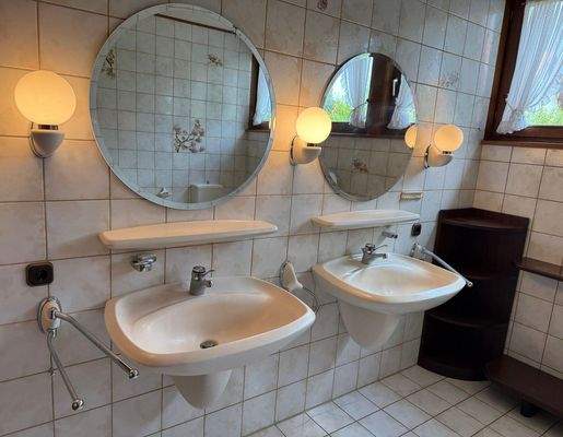 Duschbad mit 2 Waschbecken