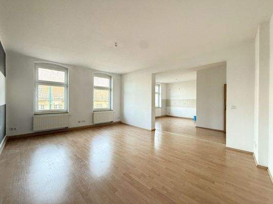 Wohnzimmer mit Blick in Küche