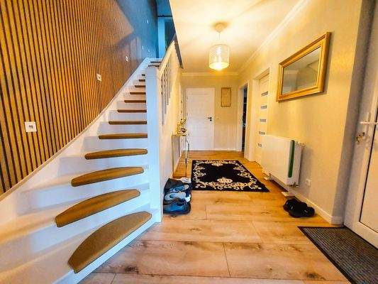 Diele mit Treppe zum DG