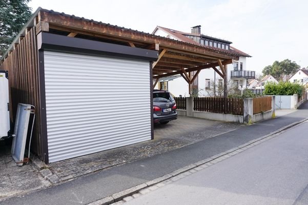 Ansicht Straßenseite/Garage + Carport