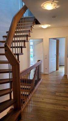 Flur 1. OG, hinten die beiden Kinderzimmer.jpeg