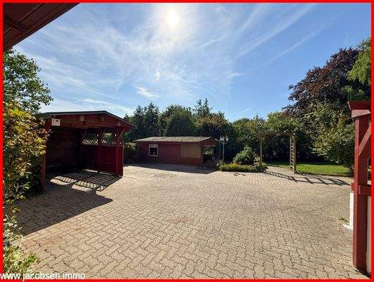 Auffahrt mit Blick in den Garten