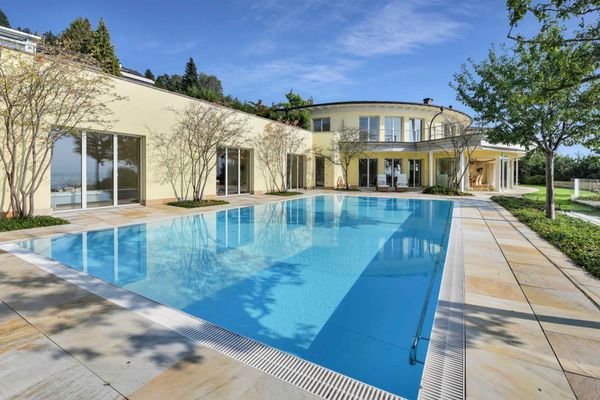 Riesige Poolterrasse mit Quarzitboden