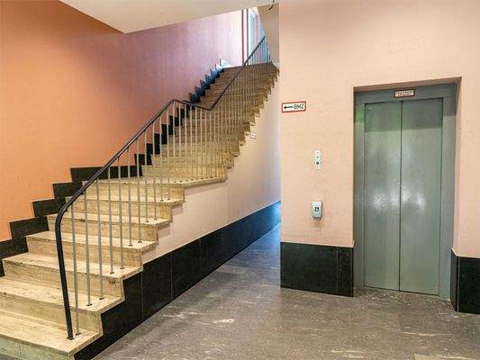 Treppenhaus+Aufzug_0211