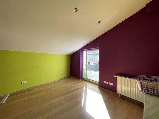 Kinderzimmer mit Zugang zum Balkon