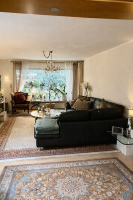 Wohnzimmer mit Gartenblick