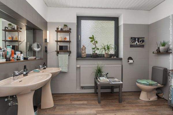Bad mit Wanne 11,32 m²