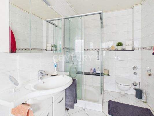 Bad mit Dusche und Badewanne