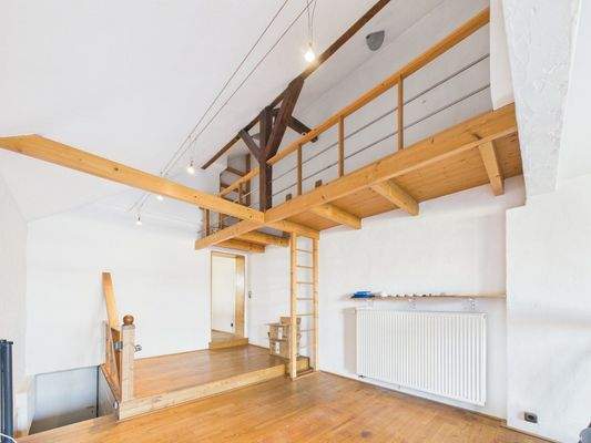 Wohnzimmer mit Empore