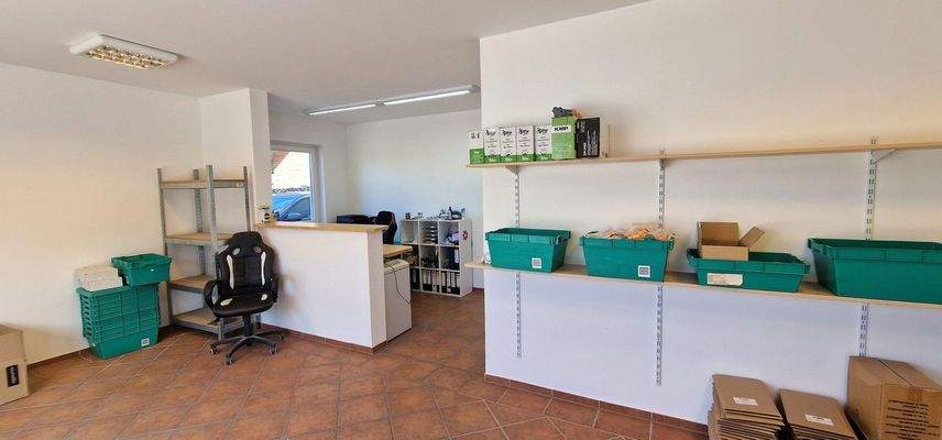 Laden mit Tresen im EG