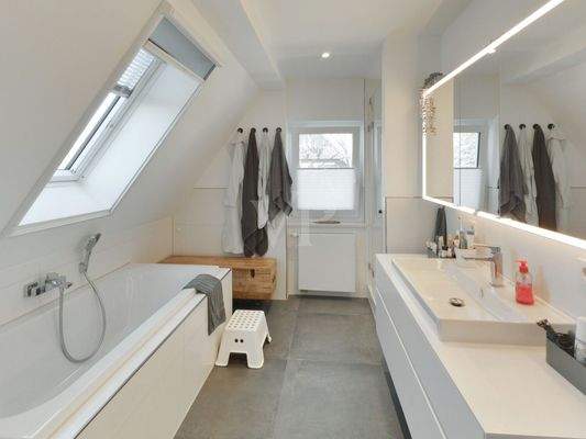 Badezimmer mit Wanne