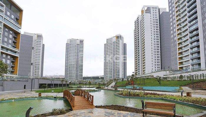 Apartments with Outdoor Swimming Pool in İstanbul Avcılar