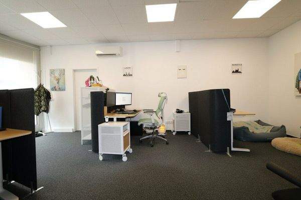 Büroraum mit Eingang