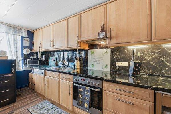 Moderne und gut erhaltene Einbauküche