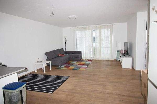 Wohn-Küchenbereich mit Zugang zu 2. Balkone Bild 2.