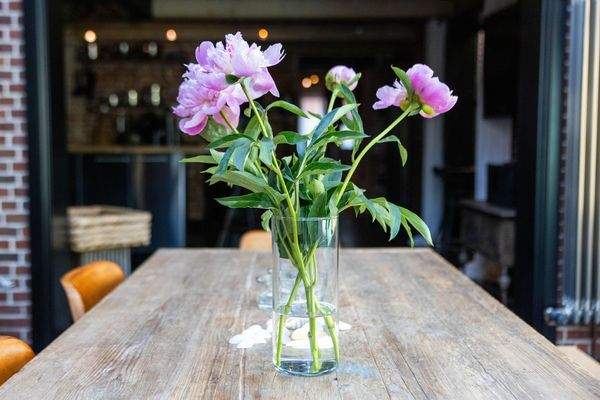 Rosa Blumen in Glasvase