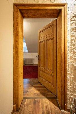 massive Holztüren in Übergröße