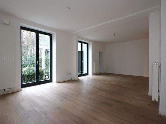 großer Wohnraum mit hochwertigem Echtholzboden