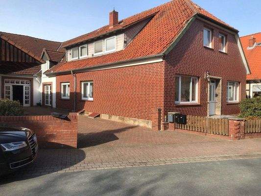 Hausansicht mit 2 Wohnungseingängen