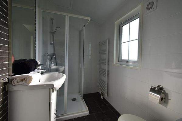 Ferienhaus EuroParcs De Rijp Badezimmer Toilette Komplett 007