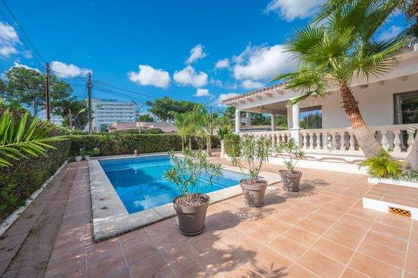 Pool in villa in Palmanova