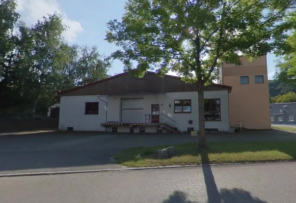 Anischt von der Straße mit Rampe