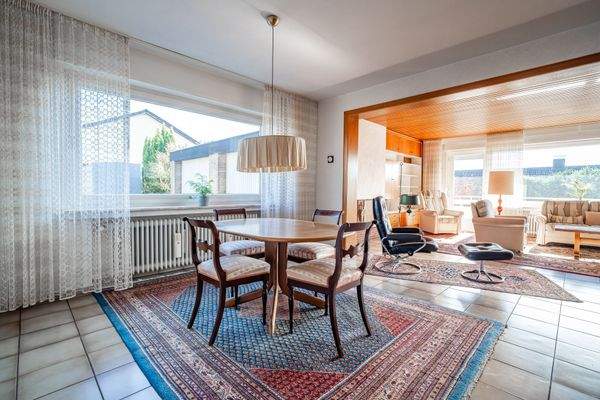 Das Esszimmer grenzt an Wohnzimmer und Küche.